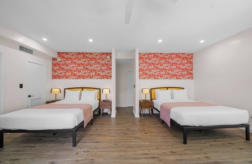 City Center Hotel | Suite - Park View - 2 Double Beds - Free Parking - Free Beach Chairs