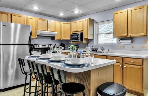 Akron Apartment | Suite Retreat: quiet comfort on walkable village lane