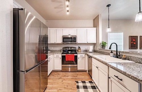 North Overton House | Suite Starry Night - 3BR/3BA - Walk to Texas Tech