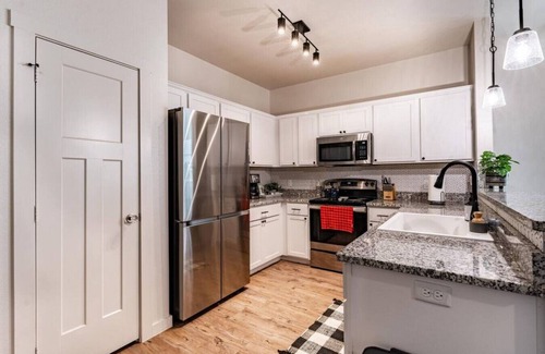 North Overton House | Suite Starry Night - 3BR/3BA - Walk to Texas Tech