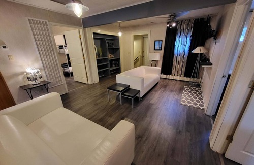Annville House | Suites On Chocolate - The Annville Cottage