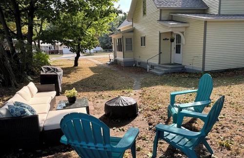 Manistee House | Sullivan Summer House - walk to downtown + beach