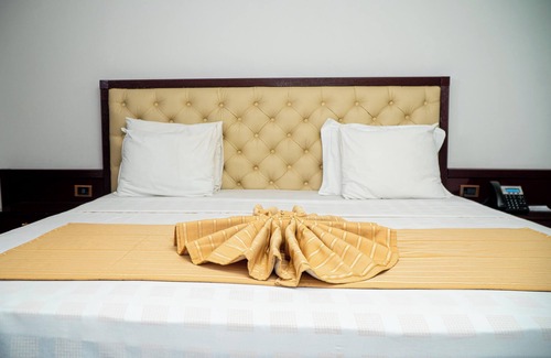 Ngaliema Hotel | Sultani River