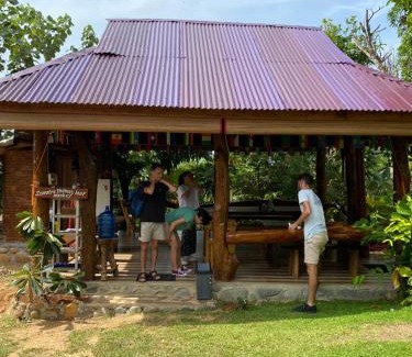 Bukit Lawang House | Sumatra Thomas Leaf Monkey Guesthouse & Jungle Trek