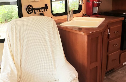 Calverton House | Sumerduck Farmhouse style RV * firepit * countryside