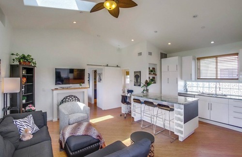 Bay Park Cottage | Summer at Safari Bay Hideaway-pet friendly yard!