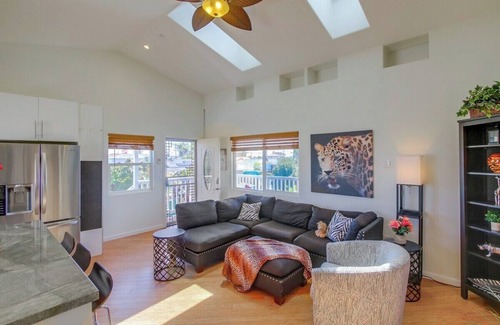 Bay Park Cottage | Summer at Safari Bay Hideaway-pet friendly yard!