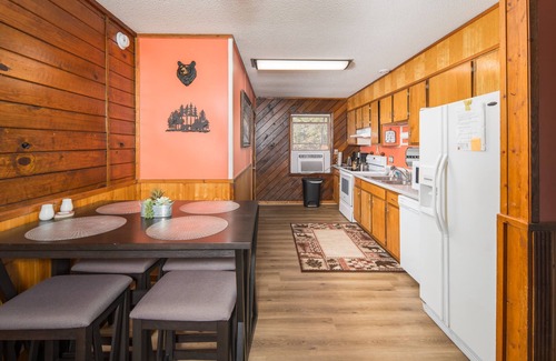 Newland Cabin | Summer Deal! Cozy Banner Elk Cabin Near Downtown & Prime Hiking Trails