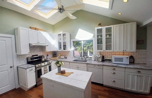 New Fairfield Cottage | Summer Escape on Candlewood Lake – Private Beach, Hot Tub & Cozy Cottage!