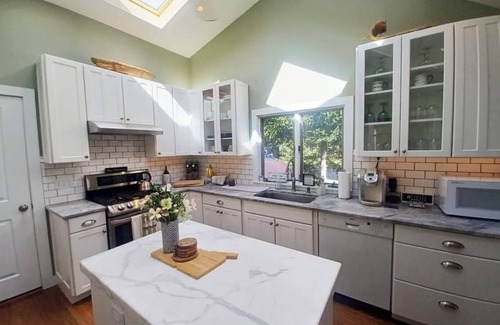 New Fairfield Cottage | Summer Escape on Candlewood Lake – Private Beach, Hot Tub & Cozy Cottage!