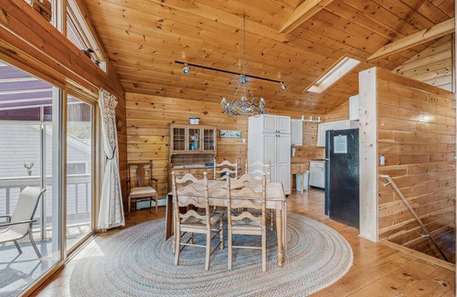 Naples House | Summer Fun, Lake View, Firepit, Outdoor grilling, walk to the lake