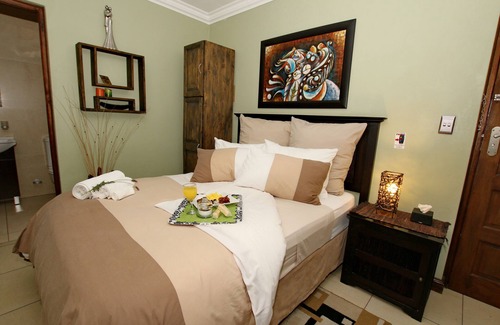 Farrarmere Bed & Breakfast | Summer Garden Guest House - TAI Tambo International Airport