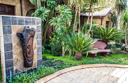 Farrarmere Bed & Breakfast | Summer Garden Guest House - TAI Tambo International Airport