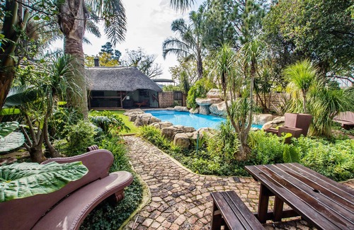 Farrarmere Bed & Breakfast | Summer Garden Guest House - TAI Tambo International Airport