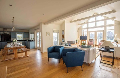 South Cerney House | Summer Lake | Lake house | Hot Tub + Rowing Boat