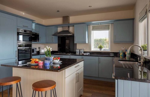 South Cerney House | Summer Lake | Lake house | Hot Tub + Rowing Boat