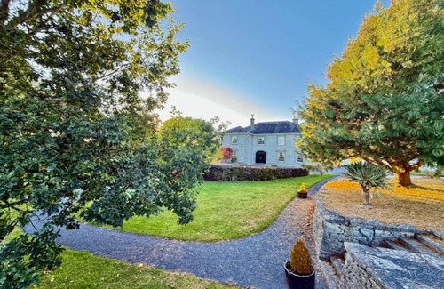 Holycross House | Summer Sale! Beakstown House Luxurious 5-bed Villa