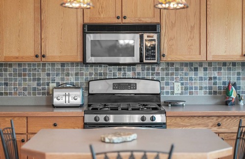 Thompsonville House | SUMMER SPECIAL! Ski, Golf and Fish Haus. 8 Beds, Fireplace, Rivers & Lakes