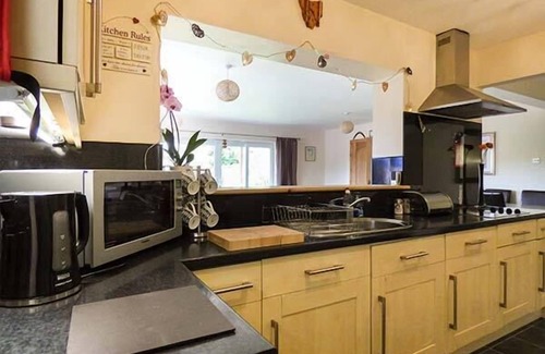 Gorran Haven Cottage | SUMMERFIELD HOUSE WITH HOT TUB, pet friendly in Gorran Haven