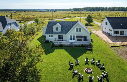 Ponshewaing House | Summerside Cape on Crooked Lake-Waterfront-Sunsets-Sleeps 12