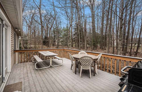 South Haven House | Summerwood Cottage | Moments from the Shore | Game Room | EV Charger