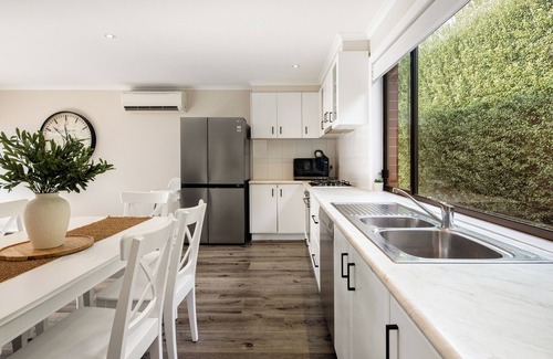 Delahey House | Summery 3BR Home by Mel Airport CBD & Watergardens