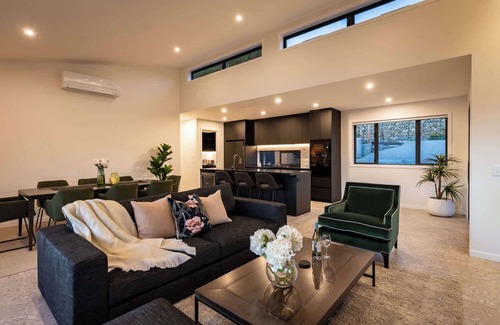 Frankton House | Summit Escape, Hot Tub, Fireplace, BBQ, AC & Views
