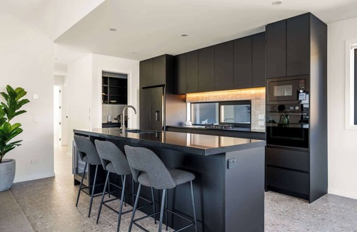 Frankton House | Summit Escape, Hot Tub, Fireplace, BBQ, AC & Views