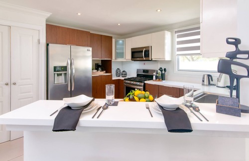Lagoons House | Sumptuous Luxury Unit w/pool, gym+more