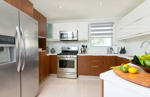 Lagoons House | Sumptuous Luxury Unit w/pool, gym+more