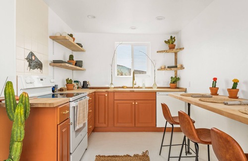 Yucca Valley House | Sun Dream ~ Airy Designer Desert Home w/See Through Glass Pool