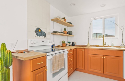 Yucca Valley House | Sun Dream ~ Airy Designer Desert Home w/See Through Glass Pool