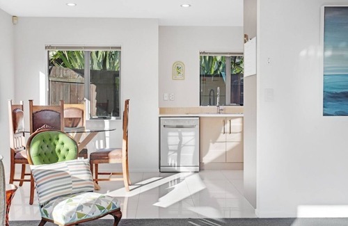 Auckland House | Sun Drenched Comfort close to City Center - 4BR 2BA