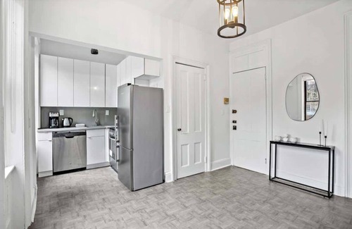 Chelsea Apartment | Sun-Filled Brownstone Apt in Prime Chelsea