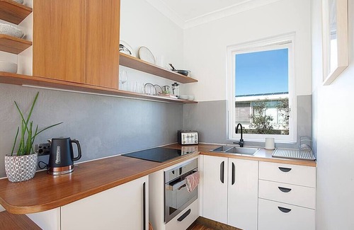 North Bondi Apartment | Sun-filled North Bondi Apartment moments to beach