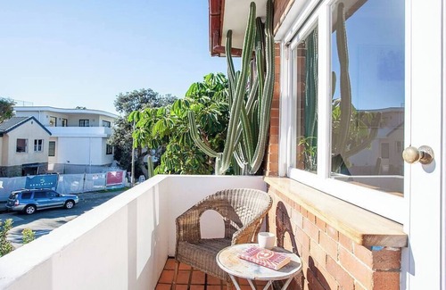 North Bondi Apartment | Sun-filled North Bondi Apartment moments to beach