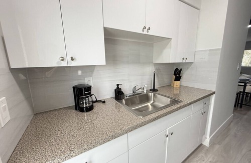 West Avenue Apartment | Sun-Kissed Coastal Gem walk to Lincoln Mall & South Beach