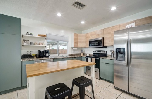 Sunrise House | Sun-Soaked FLL Getaway Pool BBQ Near Beaches