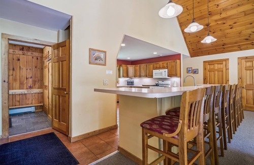 West Bridgewater House | Sunburst home sleeps 16 with an indoor and outdoor hot tub. Perfect for family reunions and getaways.