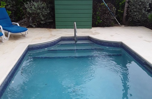Apple Hall Villa | Sunburst Villa with Ocean View. 5 minutes to the Stunning Bottom Bay Beach.