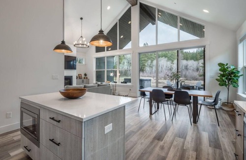 Ronald House | Suncadia 2 Bdrm Cabin Meadow Hot Tub Retreat