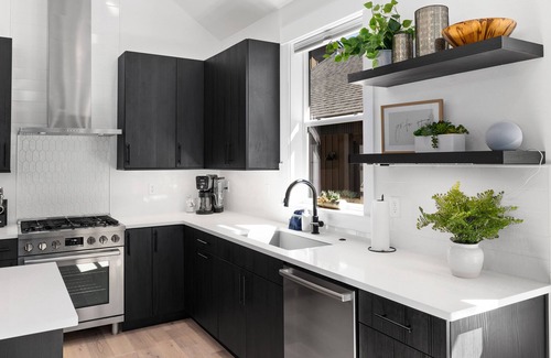 Roslyn House | Suncadia NEW Modern Home + Detached Studio~ Hot Tub~ Game Rm~ Fire Pit~ Bunk Rm
