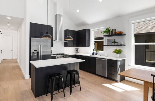 Roslyn House | Suncadia NEW Modern Home + Detached Studio~ Hot Tub~ Game Rm~ Fire Pit~ Bunk Rm