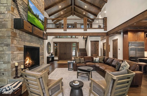 Roslyn House | Suncadia's Premier 7BR Estate! 5 Mstrs*6.5BA*Hot Tub*Fine Outdoor Living!