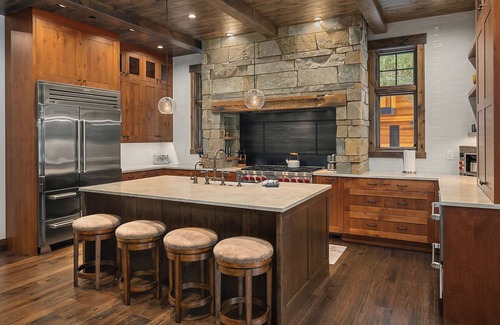 Roslyn House | Suncadia's Premier 7BR Estate! 5 Mstrs*6.5BA*Hot Tub*Fine Outdoor Living!