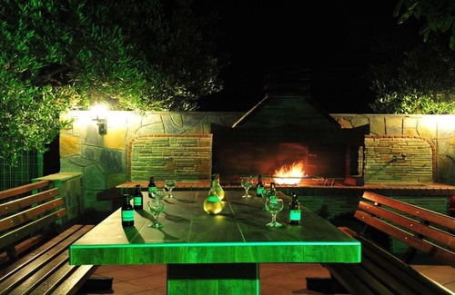 Gerakini Apartment | SUNDAY RESORT, RETRO STYLE GROUND FLOOR APARTMENT IN A BRIGHT GREEN GARDEN
