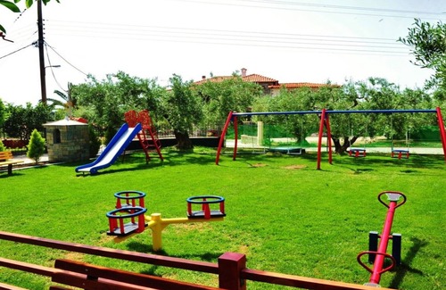 Gerakini Apartment | SUNDAY RESORT, RETRO STYLE GROUND FLOOR APARTMENT IN A BRIGHT GREEN GARDEN