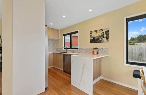 Springfield House | Sundrenched 70's | 3 Bed + Sleep-out with Spa Pool