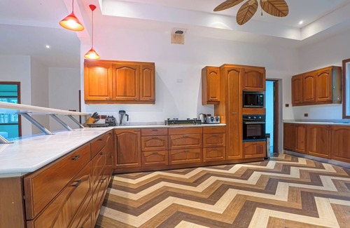 Kathu Villa | Sundrenched Oasis 7BR golf course Pool Villa,center of Phuket,15min-Patong Beach