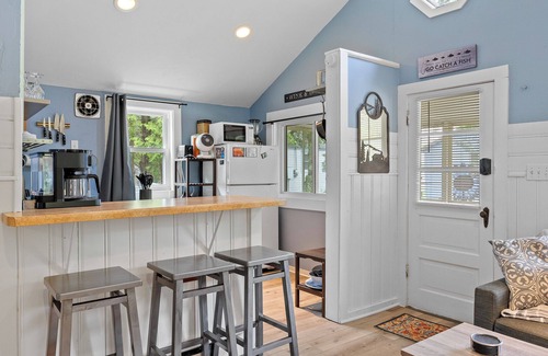 Baileys Harbor Cabin | Sunflower Cabin- Dog Friendly on Kangaroo Lake